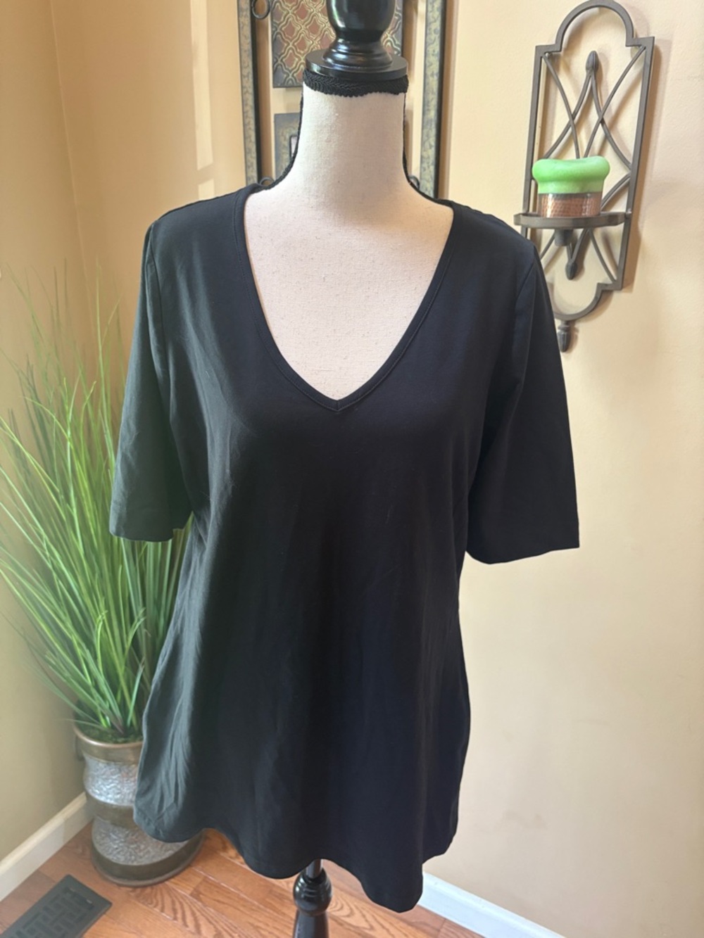 VENUS Black Short Sleeve V-Neck Tee